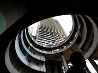 articles/2016/04/24/inside-the-tower-of-david-venezuela-s-vertical-slum/160423-berg-venezuela-slums-tease_jqf5cg