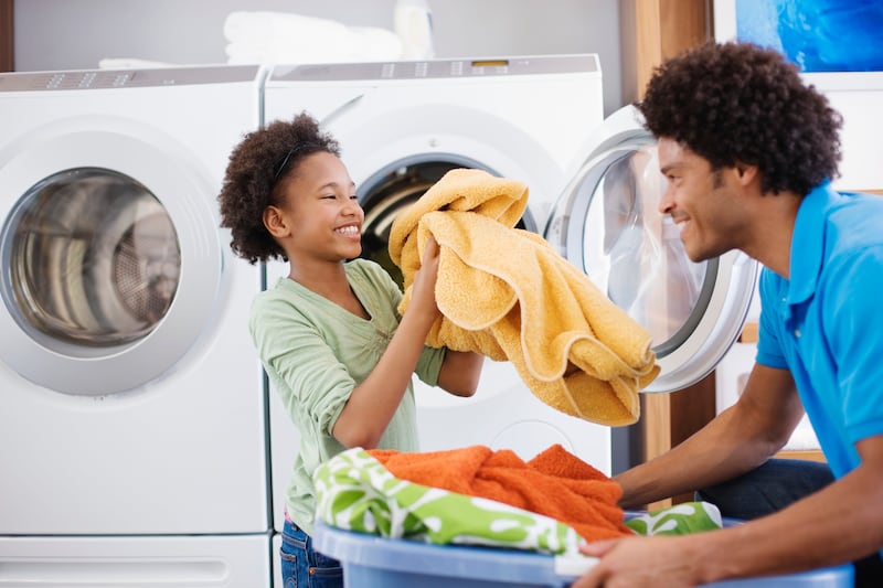 articles/2014/06/02/dads-if-you-want-your-daughters-to-be-ceos-do-the-laundry/140601-hinds-dads-tease_mitean