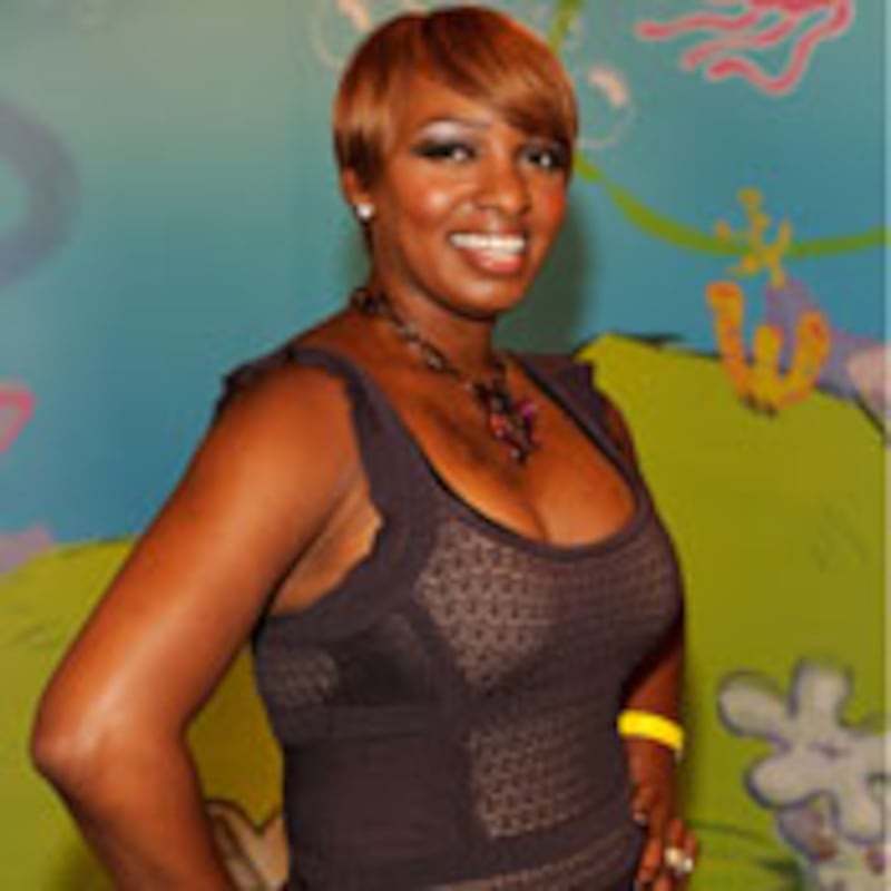 articles/2009/08/10/the-housewife-who-keeps-it-real/dana-nene_42619_byu3os