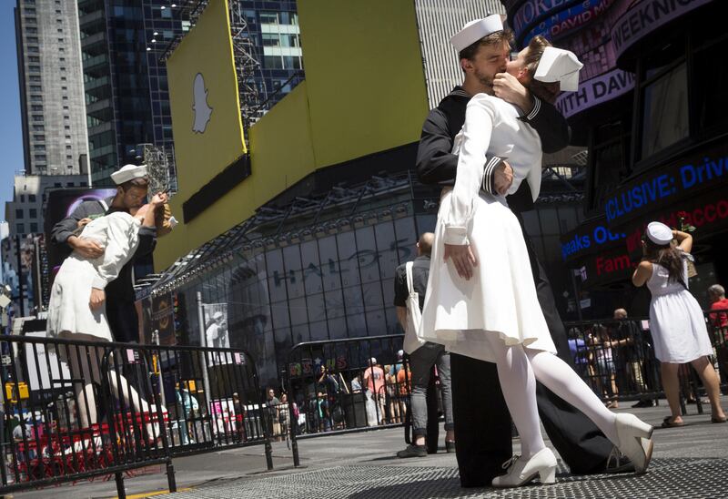 galleries/2015/08/14/the-most-famous-smooch-ever-kisses-again/150814-time-square-kiss-06_ad7wkb