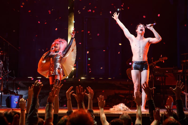 articles/2015/06/18/how-darren-criss-graduated-glee-mastered-hedwig-and-became-the-it-boy-again/150617-fallon-criss-embed1_vueiih