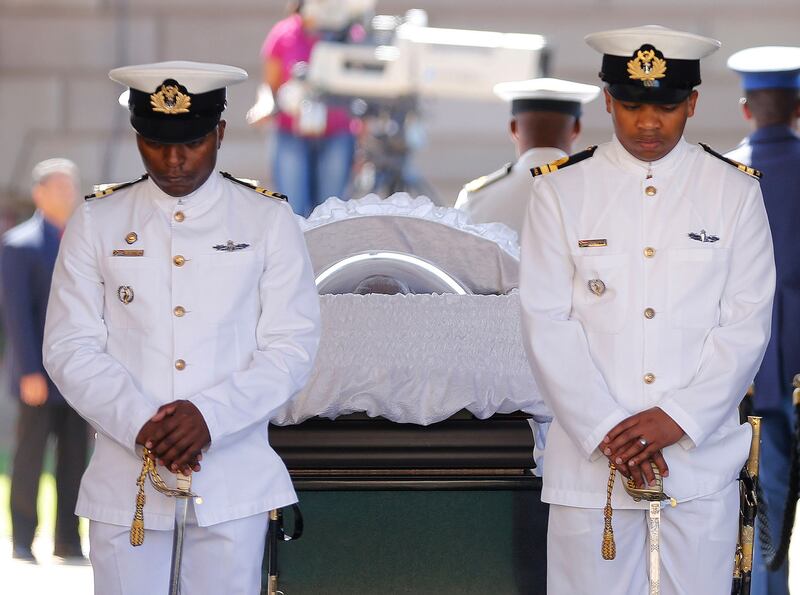 galleries/2013/12/10/mourning-nelson-mandela-photos/131212-mourning-update-2_jux0wa