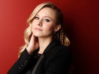 articles/2013/12/18/interview-kristen-bell-voiceover-queen-on-frozen-veronica-mars-more/131217-romano-kristen-bell-tease_jnghy2