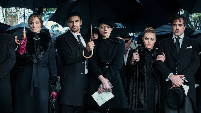 A photo including Joely Richardson as Lady Sabrina, Theo James as Eddie Horniman, Jasmine Blackborow as Charly Horniman, Chanel Cresswell as Tammy Horniman & Daniel Ings as Freddy Horniman in the series The Gentlemen on Netflix
