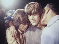 AS_2137_SOUSA_Stayner-8_Steven_moments_after_being_reunited_with_parents_1980_M_uajuwv
