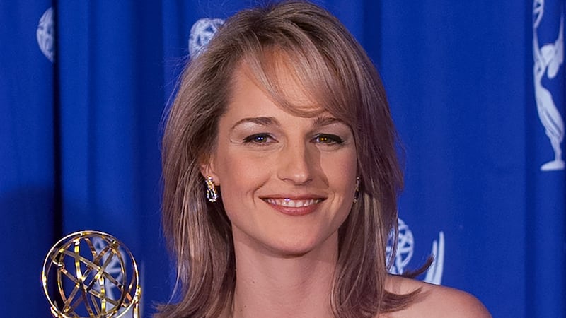 PASADENA, CALIFORNIA - SEPTEMBER 08 : Winner Helen Hunt backstage at the Emmy Awards Show, September 8,1996 in Pasadena, California. (Photo by Bob Riha, Jr./Getty Images)