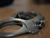640px-Handcuffs_on_table_pckq52