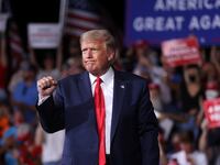 2020-09-09T013319Z_2104382712_RC2PUI9IZWLY_RTRMADP_3_USA-TRUMP_eeoque