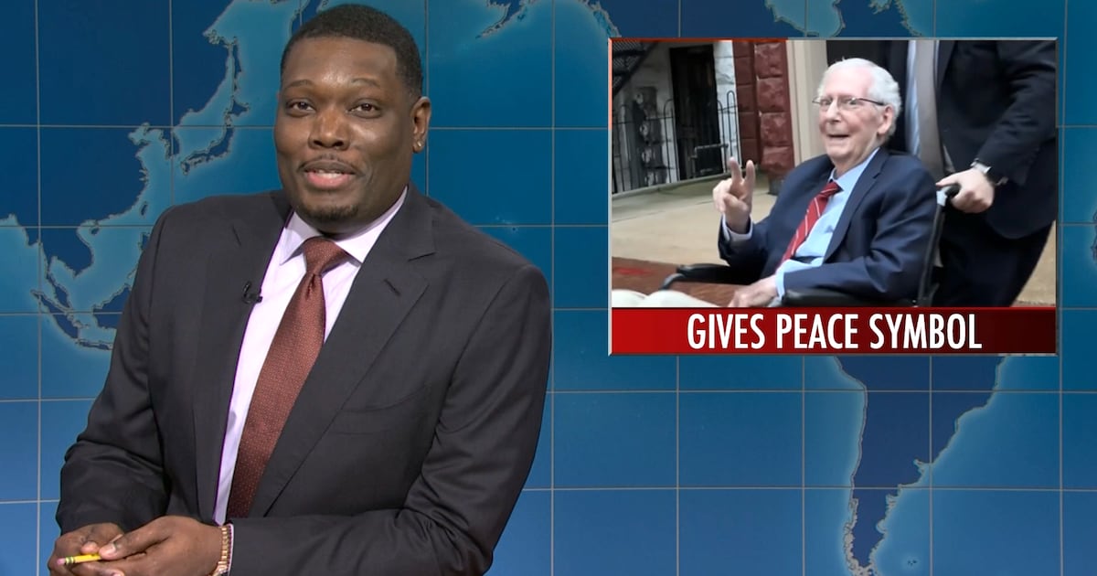 ‘SNL’ Star Finds Fatal Flaw With Mitch McConnell Peace Sign