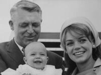 articles/2011/05/03/jennifer-grants-memoir-good-stuff-about-cary-grant/jones-cary-grant-daughter_177721_igbczl