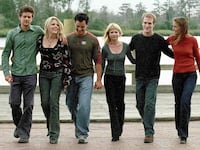 The cast of 6 stars from season 6 of Dawson's Creek poses for a photo.