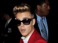 articles/2014/01/14/inside-the-justin-bieber-raid-and-the-impromptu-belieb-egg-hunt/140114-bieber-detained-cheat_le0mit