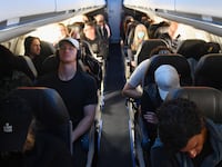 220419-masks-mandate-airlines-tease-01_b4fs3m
