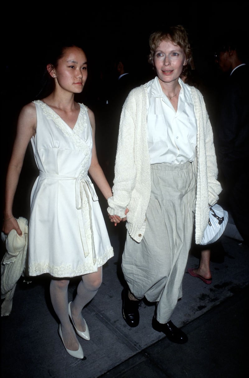 galleries/2012/11/12/when-the-mistress-meets-the-mrs-paula-broadwell-holly-petraeus-more-photos/mia-farrow-mrs-meets-mistress_skv9ut