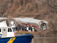 articles/2013/12/01/four-dead-in-nyc-train-derailment-tweets-photos-more/131201-train-derailed-storify-tease_opvfce