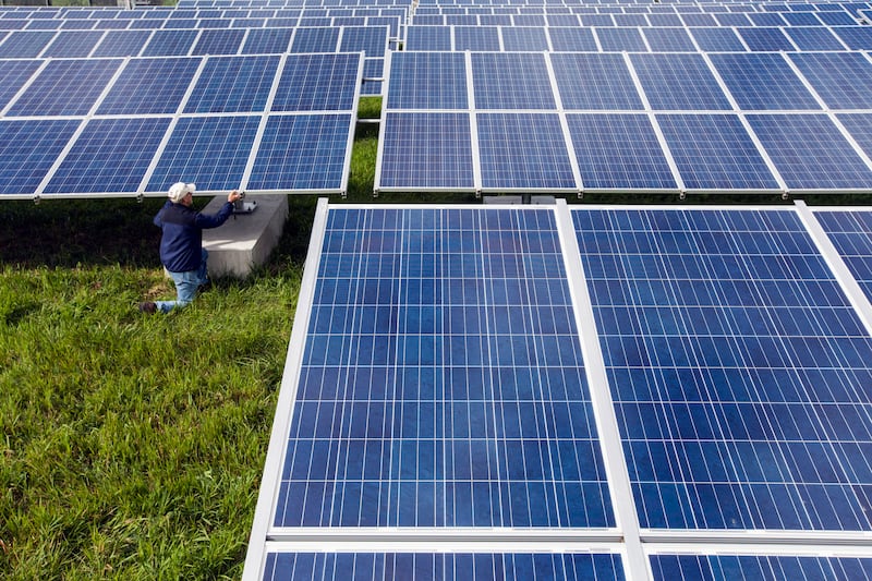 articles/2013/05/19/landfill-sites-find-reuse-as-locations-for-solar-electricity-plants/130517-green-landfill-tease-embed_bvxqaj