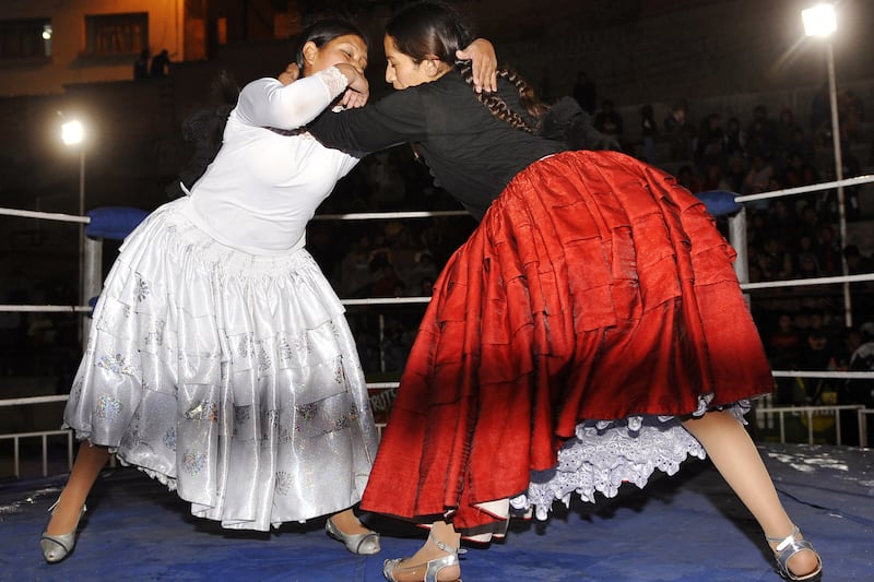 articles/2015/11/27/meet-bolivia-s-fighting-cholitas/151125-spangler-fight2-embed_hiptww