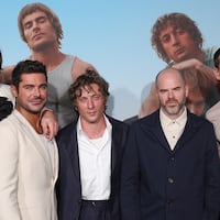 DALLAS, TEXAS - NOVEMBER 8: (L-R) Actors Stanley Simons, Zac Efron, Jeremy Allen White, Sean Durkin and Harris Dickinson pose during "The Iron Claw Dallas" premiere at The Texas Theatre on November 8, 2023 in Dallas, Texas. (Photo by Omar Vega/Getty Images)