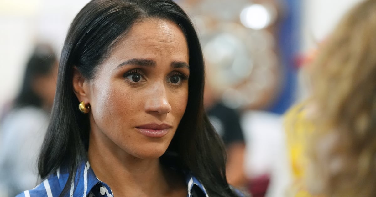 Photo: The Daily Beast Meghan, Duchess of Sussex meets volunteer first responders from Bondi Surf Bathers