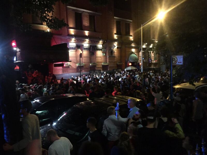 articles/2016/06/06/inside-kanye-west-s-nyc-riot-rapper-leads-fans-on-insane-scavenger-hunt-to-trump-building/160606-collins-kanye-riot-nyc-embed1_fyytkv