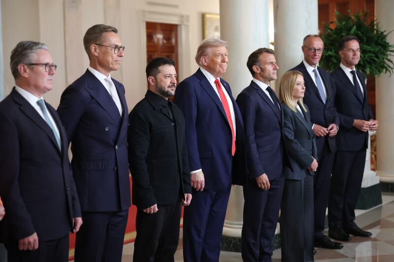 WASHINGTON, DC - AUGUST 18: U.S. President Donald Trump and Ukrainian President Volodymyr Zelensky pose for a picture with European leaders following a meeting in the Oval Office at the White House on August 18, 2025 in Washington, DC. From Left to right are British Prime Minister Keir Starmer, Finnish President Alexander Stubb, Ukrainian President Volodymyr Zelensky, U.S. President Donald Trump, French President Emmanuel Macron, Italian Prime Minister Giorgia Meloni, German Chancellor Friedrich Merz, and NATO Secretary-General Mark Rutte. President Trump hosted President Zelensky at the White House for a bilateral meeting and later an expanded meeting with European leaders to discuss a peace deal between Russia and Ukraine. (Photo by Win McNamee/Getty Images)