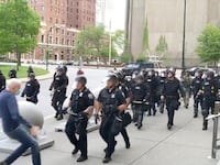 2020-06-05T051207Z_231487100_RC2T2H9O8MJ2_RTRMADP_3_MINNEAPOLIS-POLICE-PROTESTS-BUFFALO_zgligz