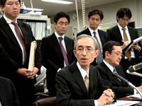 articles/2013/11/27/japan-s-mega-banks-have-mega-yakuza-trouble/131125-japan-bank-tease_p8amoj