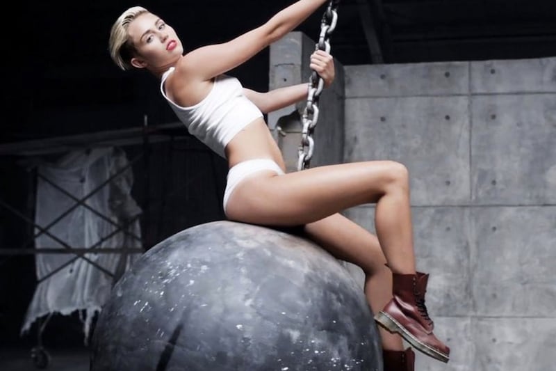 articles/2013/12/11/2013-s-most-watched-music-videos-psy-miley-cyrus-more-watch/131210-fallon-best-vids-2013-tease_fjkcxe