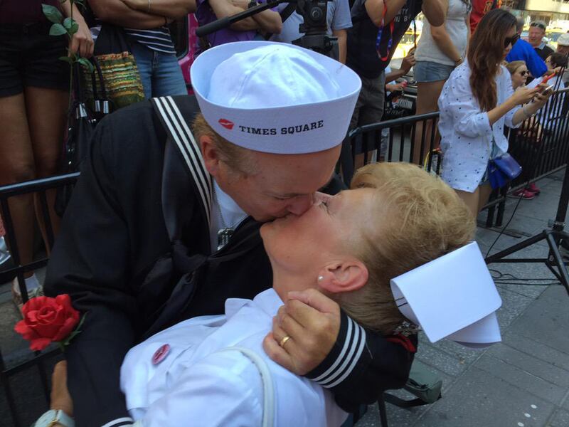 galleries/2015/08/14/the-most-famous-smooch-ever-kisses-again/150814-time-square-kiss-09_klxkje