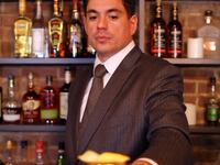 articles/2016/10/26/legendary-bartender-sasha-petraske-s-home-cocktail-party-advice/161025-rothbaum-Petraske-party_ymmcei