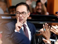 180515-malaysia-frees-anwar-ibrahim-cheat_tiwffz