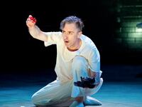 articles/2013/04/23/madbeth-alan-cumming-plays-every-role-in-macbeth/130423-cumming-macbeth-schillinger-tease_fxrlrx
