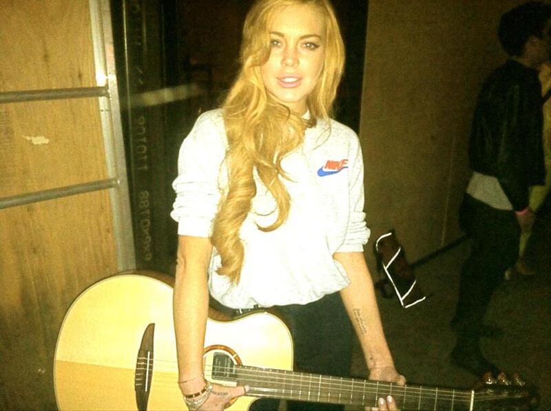 galleries/2013/03/31/lindsay-lohan-shakira-more-celebrity-twitter-pictures-photos/130327-twit-pics-lohan_afobvi