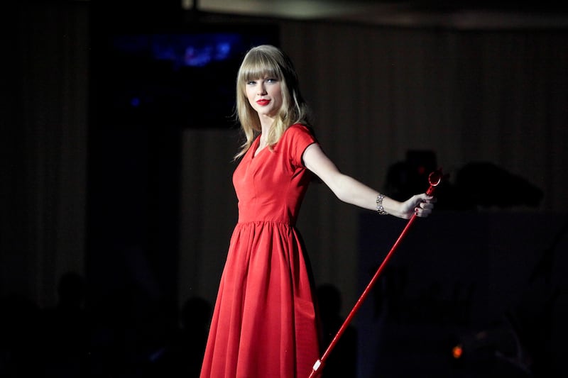 galleries/2012/11/11/who-should-justin-bieber-date-next-taylor-swift-jenner-sisters-maude-apatow-more-photos/who-should-justin-bieber-date-next-taylor-swift_qdapk8