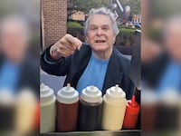 A screengrab of a video showing Stuart Seldowitz arguing with a street vendor in New York City.