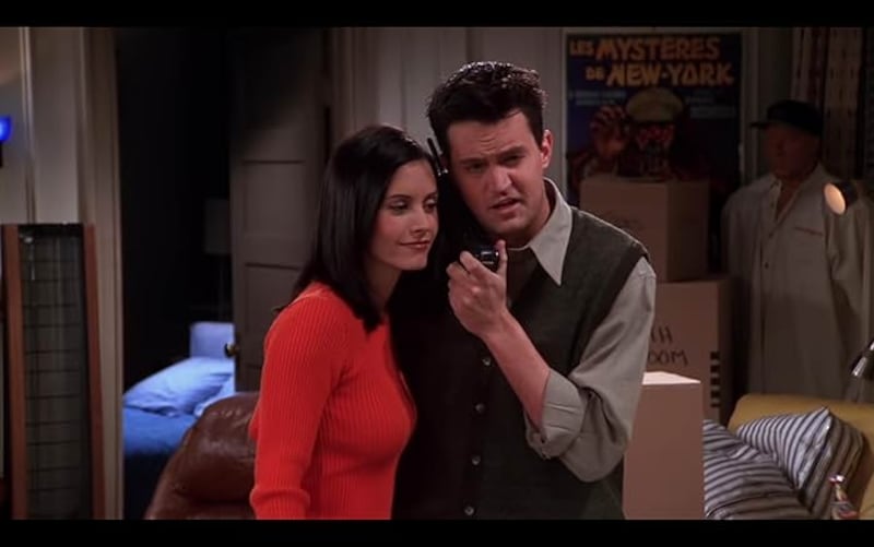 Actors Matthew Perry and Courteney Cox appear alongside each other in the sitcom 'Friends.'