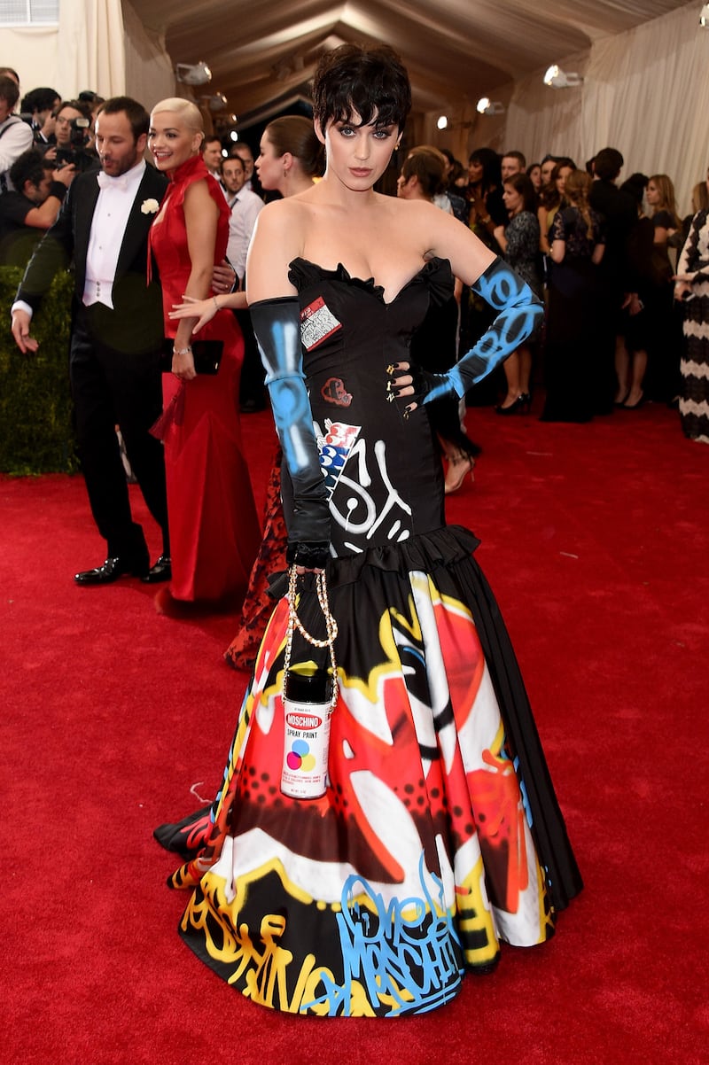 galleries/2015/05/04/how-to-rock-the-met-gala-red-carpet-starring-beyonce-rihanna-and-j-lo/150504-met-gala-19_mn5ubk