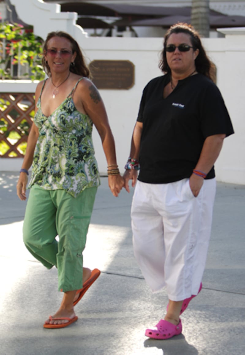 galleries/2012/07/31/steven-tyler-brooke-shields-more-celebrities-who-still-wear-crocs-photos/celebrities-wearing-crocs-rosie-odonnell_vbpru2