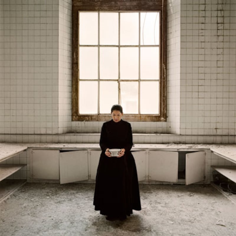 galleries/2010/03/17/marina-abramovic-the-artist-is-present/marina-abramovi---3_ltatvt