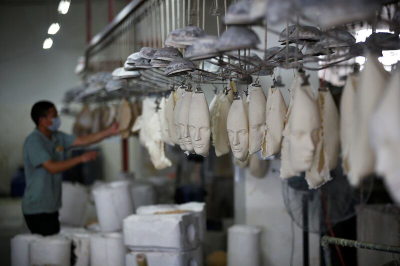 galleries/2016/05/27/inside-the-factory-making-trump-masks/160527-trump-mask-factory-02_bcnenr