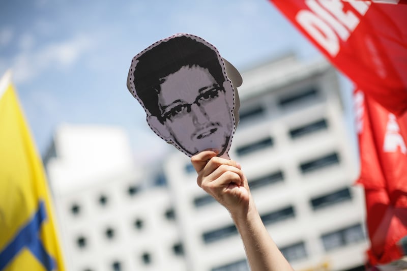 articles/2014/04/20/snowden-s-camp-staged-putin-q-a-was-a-screw-up/140420-shachtman-snowden-tease_rkjhee