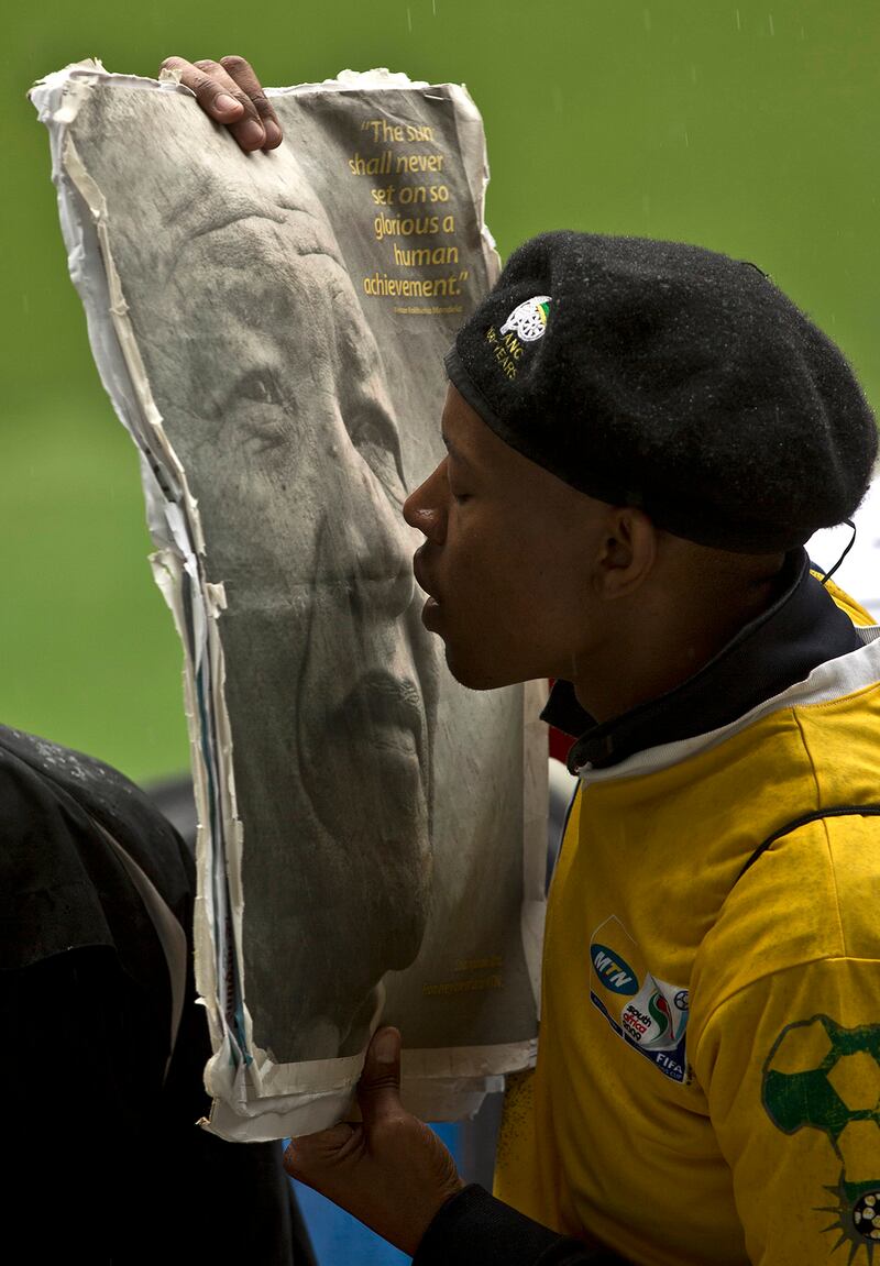 galleries/2013/12/10/mourning-nelson-mandela-photos/mourning-mandela-4_dg8nse