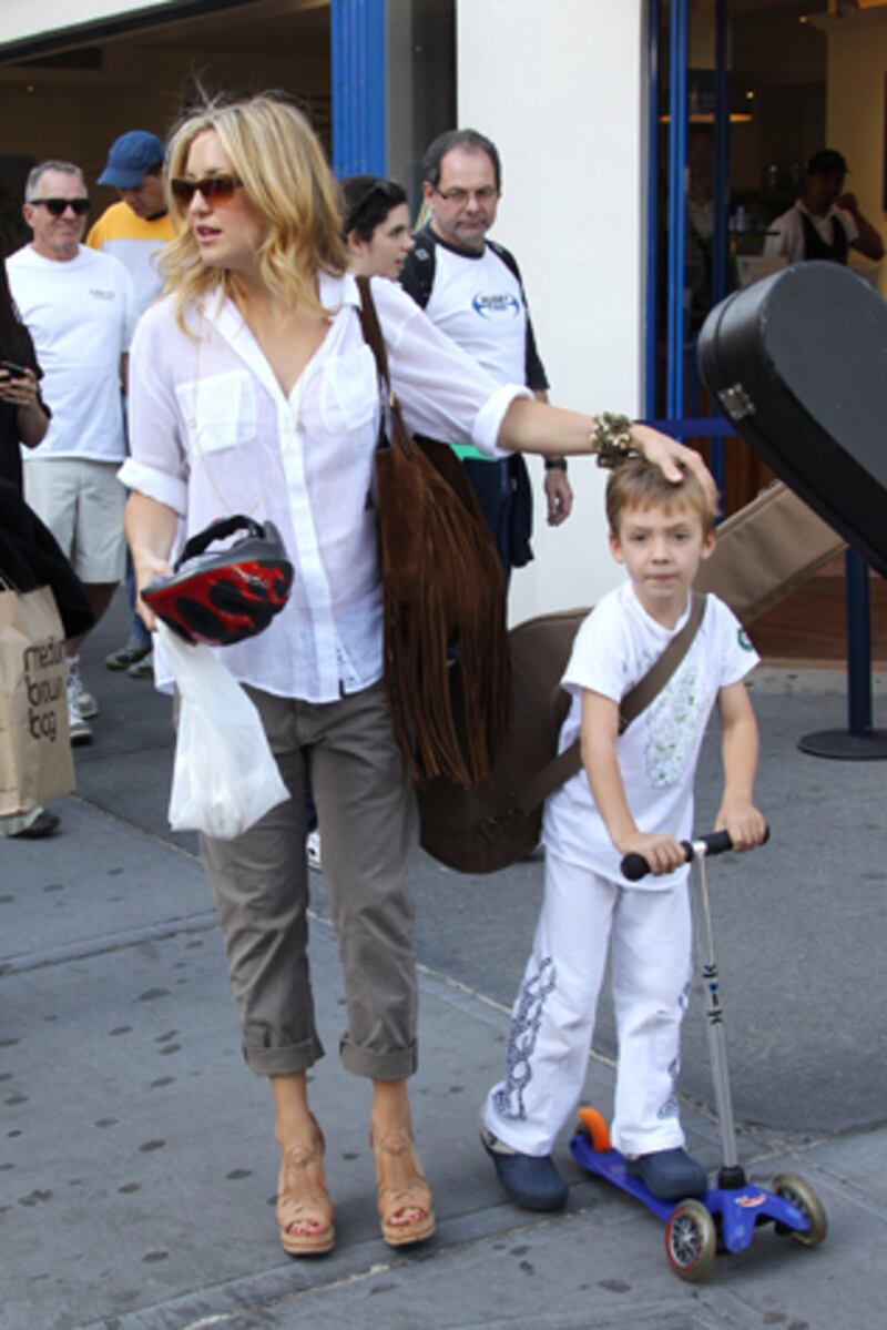 galleries/2012/07/31/steven-tyler-brooke-shields-more-celebrities-who-still-wear-crocs-photos/celebrities-wearing-crocs-ryder-robinson_ounrfa