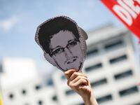articles/2014/04/20/snowden-s-camp-staged-putin-q-a-was-a-screw-up/140420-shachtman-snowden-tease_lvb9qv