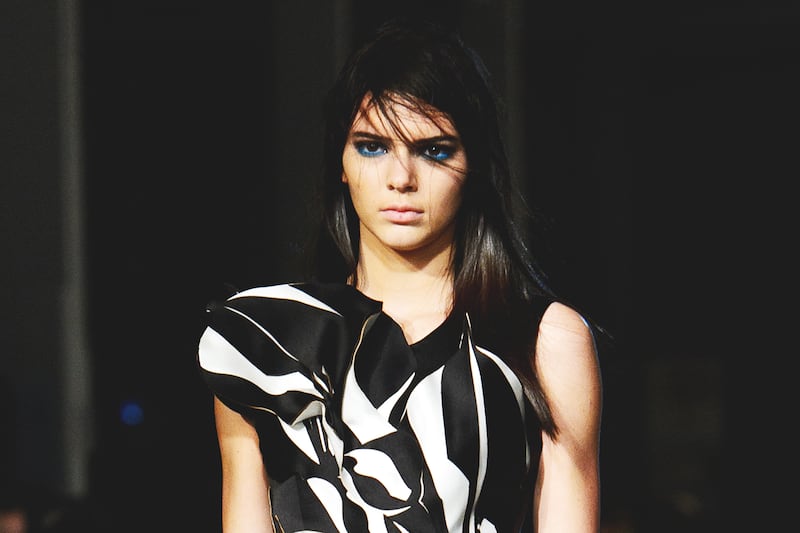 articles/2014/02/18/kendall-jenner-walks-at-london-fashion-week-michelle-rodriguez-confirms-relationship-with-cara-delevingne/140218-kendall-jenner-giles-cheat_wzxyvz