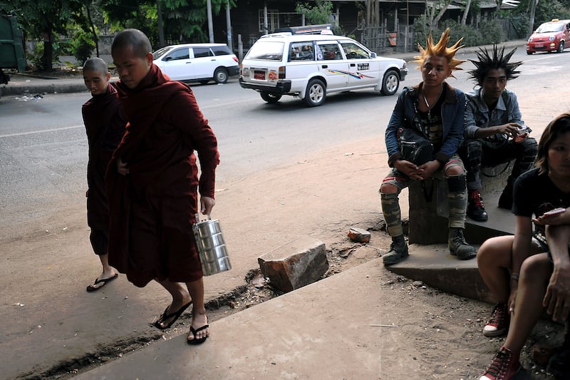 galleries/2014/06/14/burma-s-punk-scene-in-photos/140612-buma-punk3_hwswjv