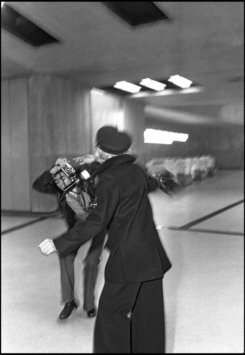 galleries/2014/02/27/paparazzi-photographers-stars-and-artists-at-the-centre-pompidou-photos/paparazzi-gal-angeli_daniel_apesteguy_se_fait_agresser-cecile_angeli_qgchzc