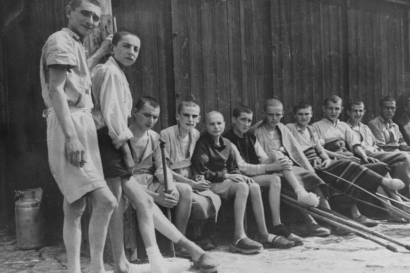 galleries/2015/04/11/when-american-soldiers-opened-buchenwald-photos/150409-buchenwald-liberation8_esiwbf