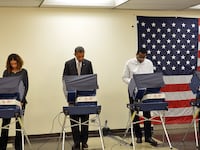 articles/2012/10/26/democrats-showing-momentum-in-early-voting/obama-early-voting-warren_ofyjvi