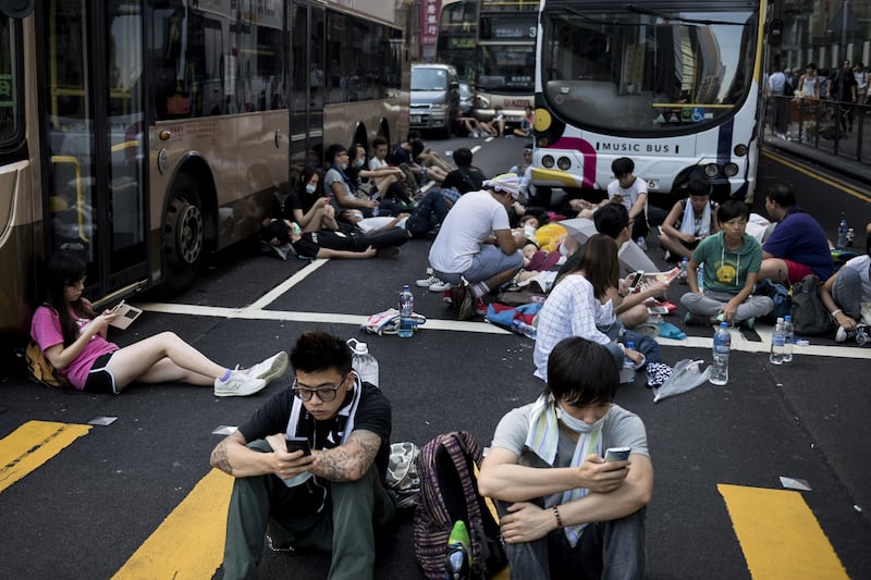 articles/2014/10/01/a-double-agent-app-targets-hong-kong-s-protesters/140930-siegel-hk-embed_lvmzmj